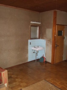 大き目の洗面室にトイレを設置 大き目の洗面室にトイレを設置